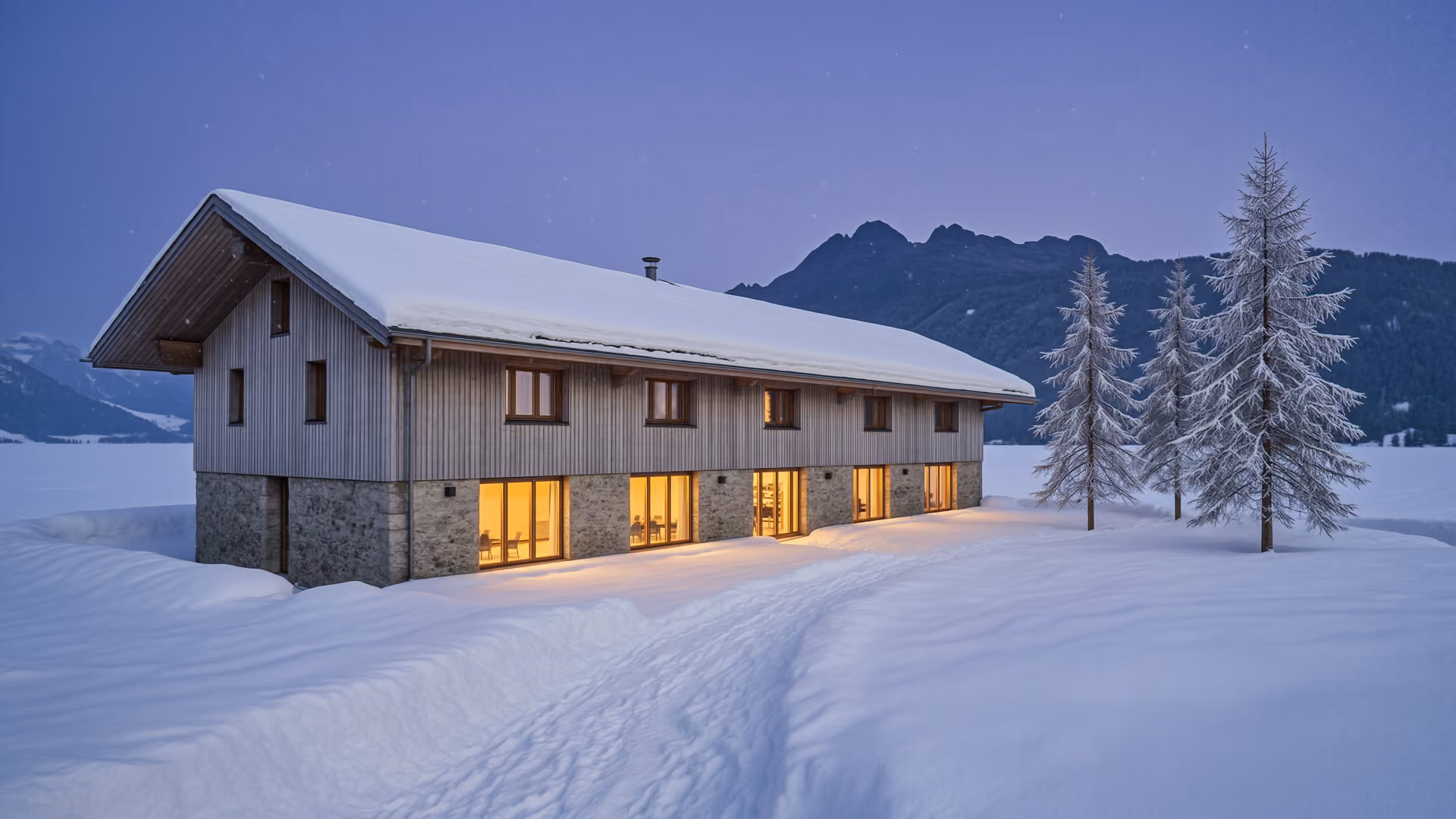 Conrad's Mountain Lodge in der blauen Stunde, Schnee, warm erleuchtete Fenster