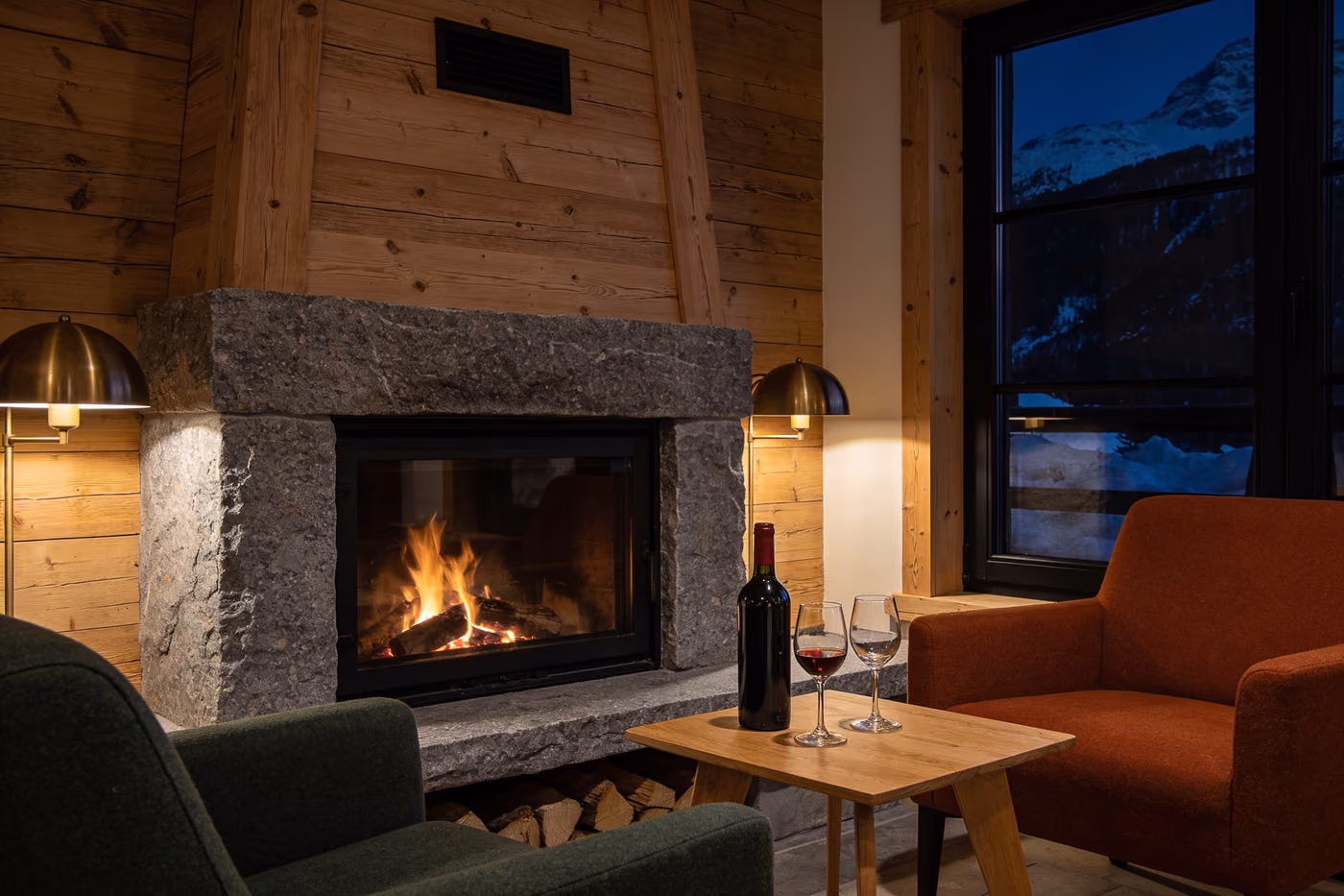 Die Bar am Abend, Kamin aus Granit und Messinglampen