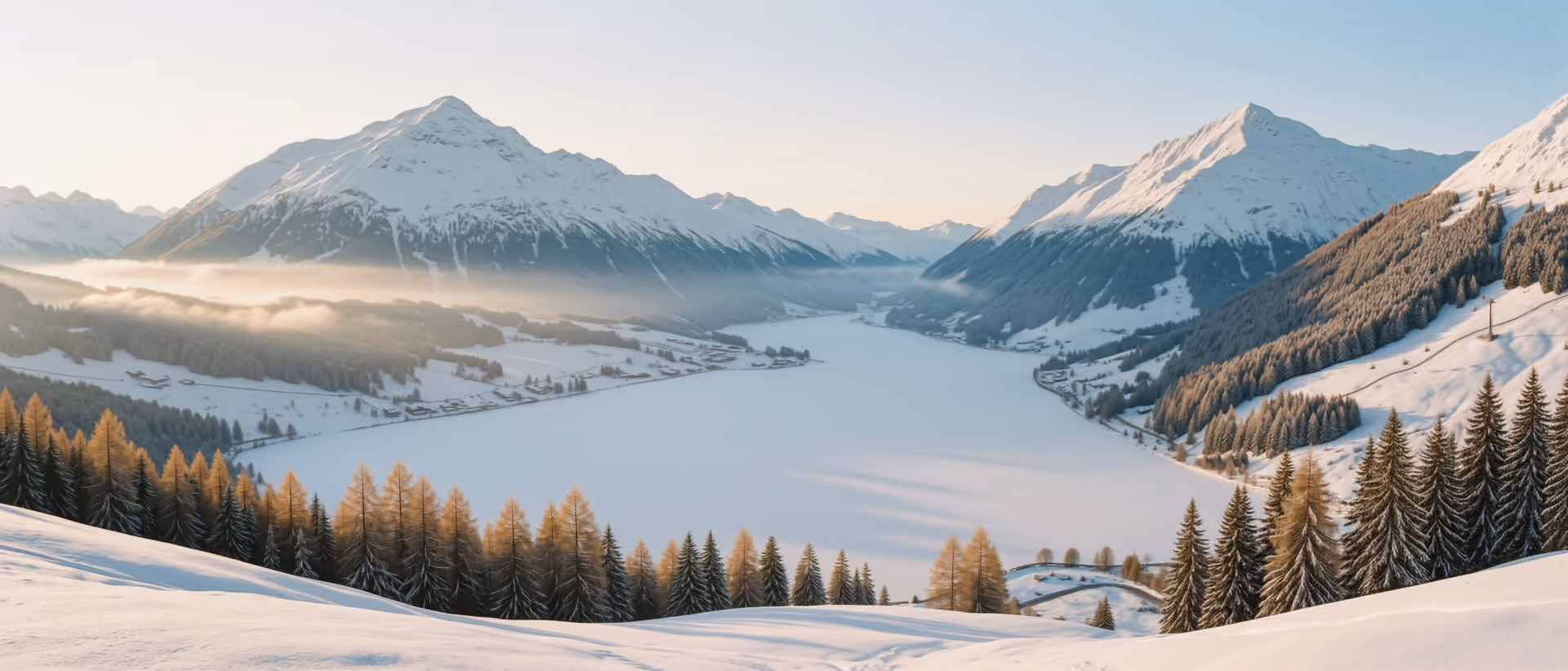 Winterpanorama des Oberengadins mit den gefrorenen Seen und der Kette des Piz Corvatsch