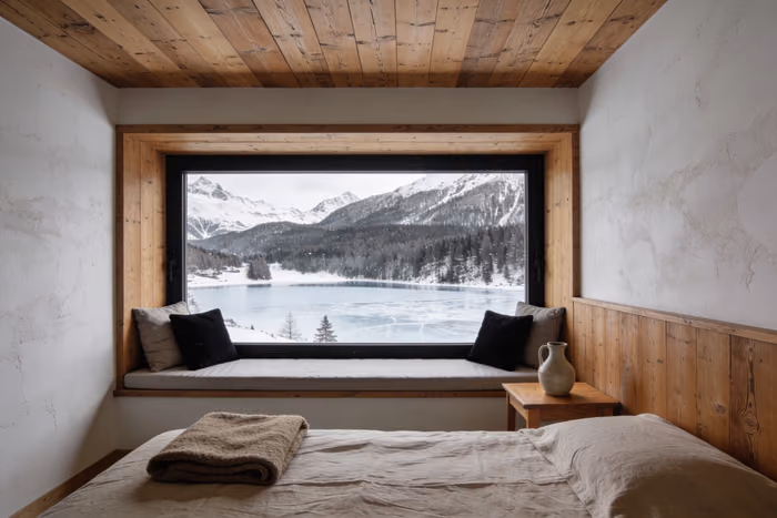 Fensterbank mit Kissen, Blick auf den gefrorenen See