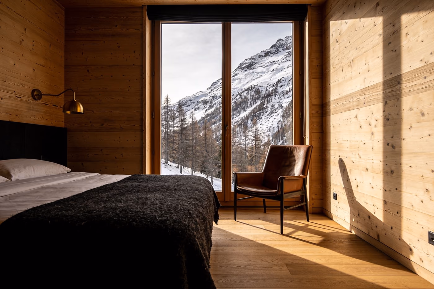 Doppelzimmer zur Bergseite mit Lesesessel und Nachmittagssonne